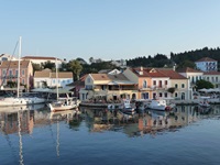 Ein Hafen mit Segelbooten und Fischerbooten auf der Insel Kefalonia, der größten der Ionischen Inseln