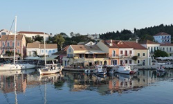 Ein Hafen mit Segelbooten und Fischerbooten auf der Insel Kefalonia, der größten der Ionischen Inseln