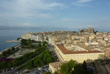 Die Stadt Korfu auf der Insel Korfu, auf der linken Seite sieht man einen Park und daneben das Meer