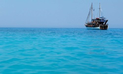 Die Rückansicht der Panagiota im türkisblauen Meer