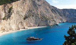 Das Schiff Panagiota vor einer Bucht der Ionischen Inseln mit türkisblauem Wasser