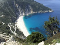 Der weiße Kieselstrand Myrtos mit seinem türkisblauen Wasser und seiner gleichnamigen Bucht auf der Ionischen Insel Kefalonia von oben her fotografiert