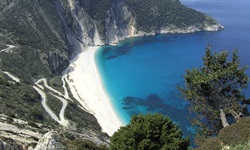 Der weiße Kieselstrand Myrtos mit seinem türkisblauen Wasser und seiner gleichnamigen Bucht auf der Ionischen Insel Kefalonia von oben her fotografiert