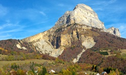 Blick auf einen Berg im Departement Isere im Rhone-Tal