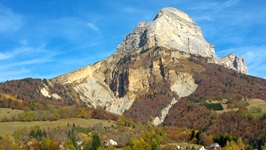 Blick auf einen Berg im Departement Isere im Rhone-Tal