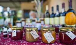 Mit Fruchtsirup gefüllte Gläser in der Auslage eines istrischen Delikatessengeschäftes.
