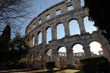 Außenansicht des Amphitheaters von Pula, dem Wahrzeichen Pulas