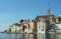 Blick über das Meer auf die Hafenstadt Rovinj