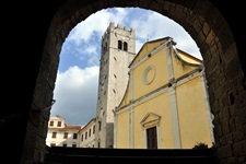 Die Kirche von Motovun durch einen Torbogen betrachtet.