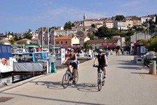 Zwei Radfahrer im Hafen von Vrsar.
