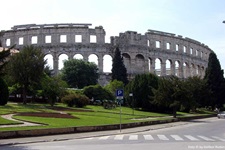 Das von Bäumen eingerahmte, weltbekannte Amphitheater von Pula.