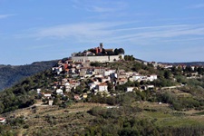 Das im istrischen Hinterland gelegene Bergdorf Motovun aus der Ferne betrachtet.