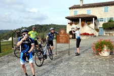 Eine Radlergruppe macht vor einem istrischen Weingut Pause.