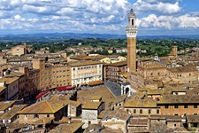 Blick auf den Piazza del Campo und den Palazzo Publico in Siena