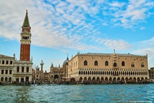 Blick über das Wasser auf den Markusturm und den Dogenpalast in Venedig