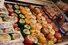 Ein Blick in das Käseregal einer niederländischen Käserei.