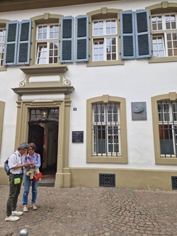 Ein Paar vor dem Eingang der Kaiserbäder von Trier