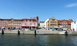 Die Schlei-Promenade mit Hafen in Kappeln