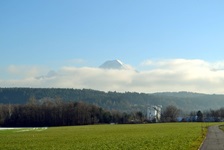 Die Karawankenspitzen ragen über die tief hängenden Wolken