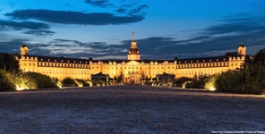 Das abendlich angestrahlte Schloss in Karlsruhe.