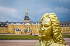 Eine goldene Büste des Komponisten Georg Friedrich Händel vor dem Karlsruher Schloss.