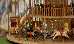 Miniatur-Pferdekarussell im Karussellmuseum von Bergantino.