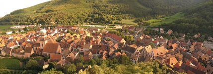 Blick von einem Aussichtspunkt aus auf die Gemeinde Kaysersberg im Elsass