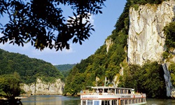 Schiff mit Passagieren auf der Donau beim Donaudurchbruch Kehlheim