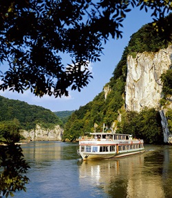 Schiff mit Passagieren auf der Donau beim Donaudurchbruch Kehlheim