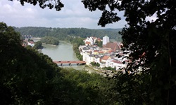 Das fast vollständig vom Inn umschlossene Wasserburg aus der Ferne gesehen.