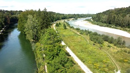 Weiß geschotterte Rad- und Wanderwege inmitten einer bayerischen Flusslandschaft.