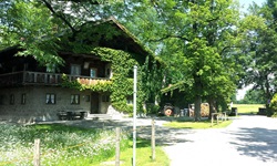 Ein idyllisch mit wildem Wein bewachsenes Bauernhaus in Bayern.
