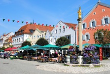 Blick auf den mittelalterlichen Platz mit einer Säule, auf der eine goldene Statue steht, in Kehlheim