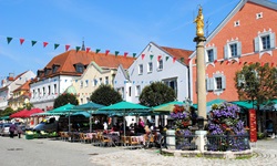 Blick auf den mittelalterlichen Platz mit einer Säule, auf der eine goldene Statue steht, in Kehlheim
