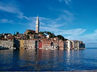 Blick zur Häuserpromenade mit Kirchturm von Rovinj