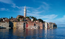 Blick zur Häuserpromenade mit Kirchturm von Rovinj
