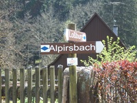Ein Wegweiser nach Loßburg bzw. Alpirsbach im idyllischen Kinzigtal.