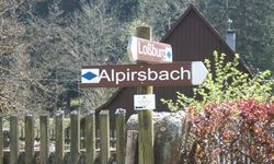 Ein Wegweiser nach Loßburg bzw. Alpirsbach im idyllischen Kinzigtal.