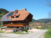 Solarpaneele auf einem Schwarzwaldhaus im Kinzigtal.