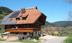 Solarpaneele auf einem Schwarzwaldhaus im Kinzigtal.