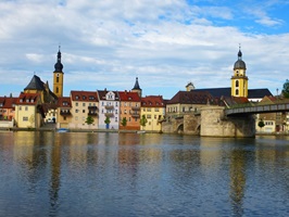 Blick auf die Altstadt von Kitzingen und den Kirchturm