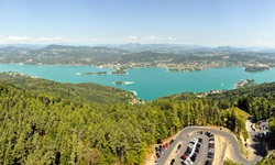 Panoramablick über den Wörthersee nach Klagenfurt in Kärnten