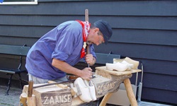 Ein Mann stellt die typischen Klompen, Holschuh, traditionell im "Zaanse Schaans" Museum her.