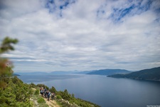 Eine Gruppe Mountainbiker hat auf einem Schotterweg angehalten, um den wunderschönen Blick auf die Kvarner Bucht zu genießen.