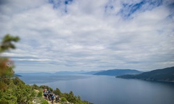 Eine Gruppe Mountainbiker hat auf einem Schotterweg angehalten, um den wunderschönen Blick auf die Kvarner Bucht zu genießen.
