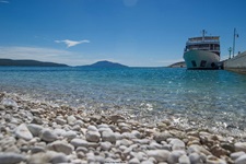 Die Motorsegeljacht Andela Lora in einem Hafen der Kvarner Bucht.