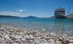 Die Motorsegeljacht Andela Lora in einem Hafen der Kvarner Bucht.