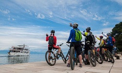 Eine Gruppe Mountainbiker winkt der Andela Lora zu, die sie soeben in einem Hafen der Kvarner Bucht abgesetzt hat und jetzt zum Ziel der heutigen Tagesetappe fährt, um die Gäste dort wieder aufzunehmen.