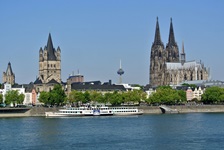 Stadtansicht von Köln mit der Kirche des Benediktinerklosters Groß St. Martin und dem Dom.