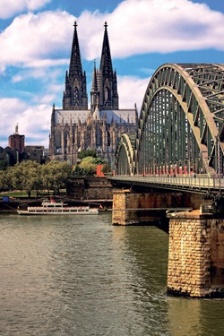 Blick über den Rhein-Radweg zum Kölner Dom